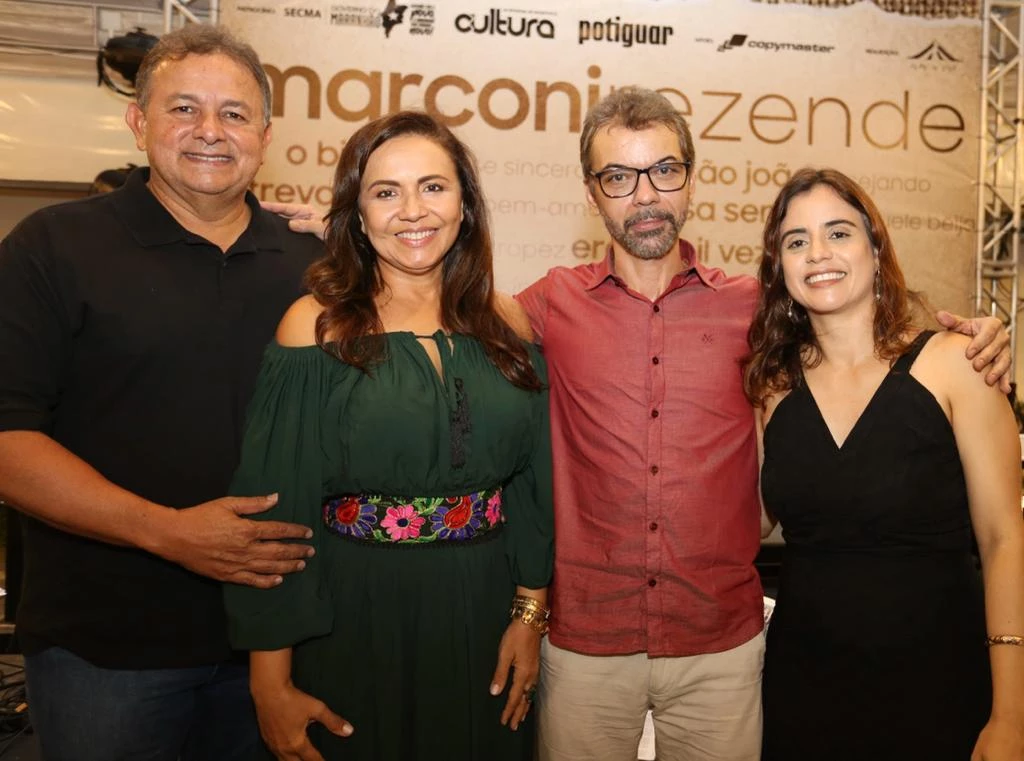 Os patrocinadores Marcelo e Fabíola Brasil (Grupo Potiguar) com o cantor e compositor Marconi Rezende e a produtora Ana Marques