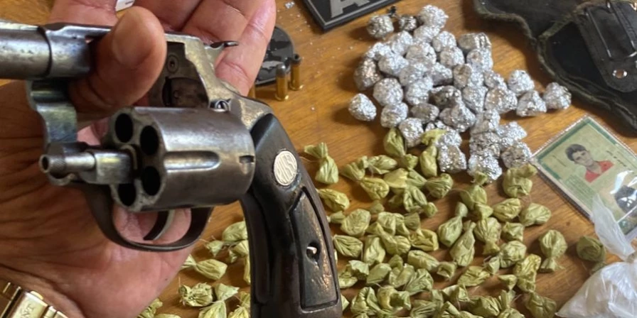 Durante a revista ao quintal da residência de um dos suspeitos, a polícia apreendeu diversos itens ilícitos.