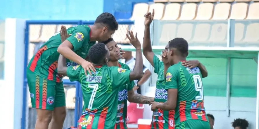Jogadores do Timon celebram gol da vitória