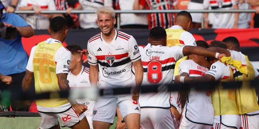 Jogadores do São Paulo vibram com gol de Rodrigo Nestor
