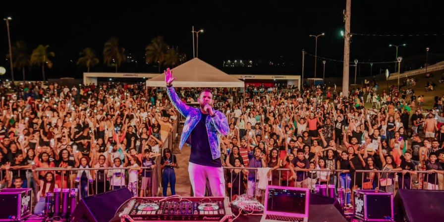 A grande novidade deste ano é o horário de início do festival, mais cedo, a partir das 17h