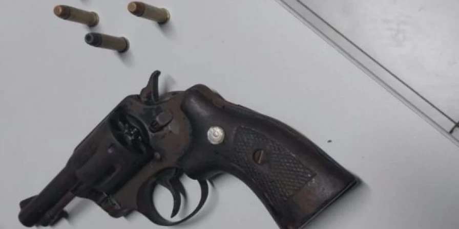 Arma apreendida com o suspeito do latrocínio.