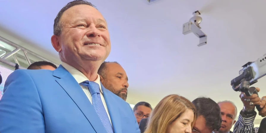 Brandão falou sobre empréstimos durante coletiva na Assembleia