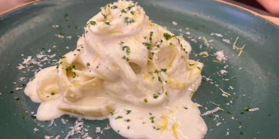 Macarrão com molho branco.
