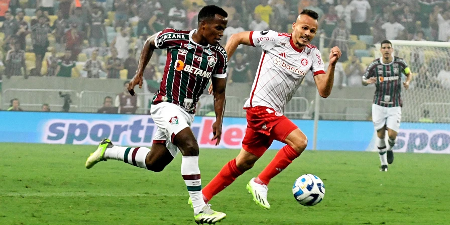 Lance da partida entre Fluminense e Internacional, pelas semifinais da Copa Libertadores.