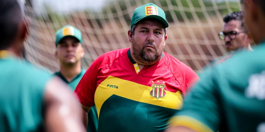 Treinador deverá começar a formar o time titular nesta quarta-feira (4)