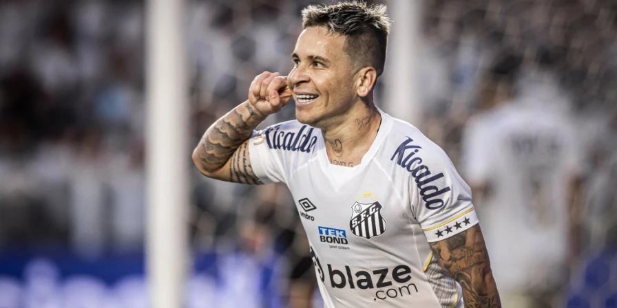 Soteldo comemora: o Santos goleou o Vasco na Vila Belmiro.