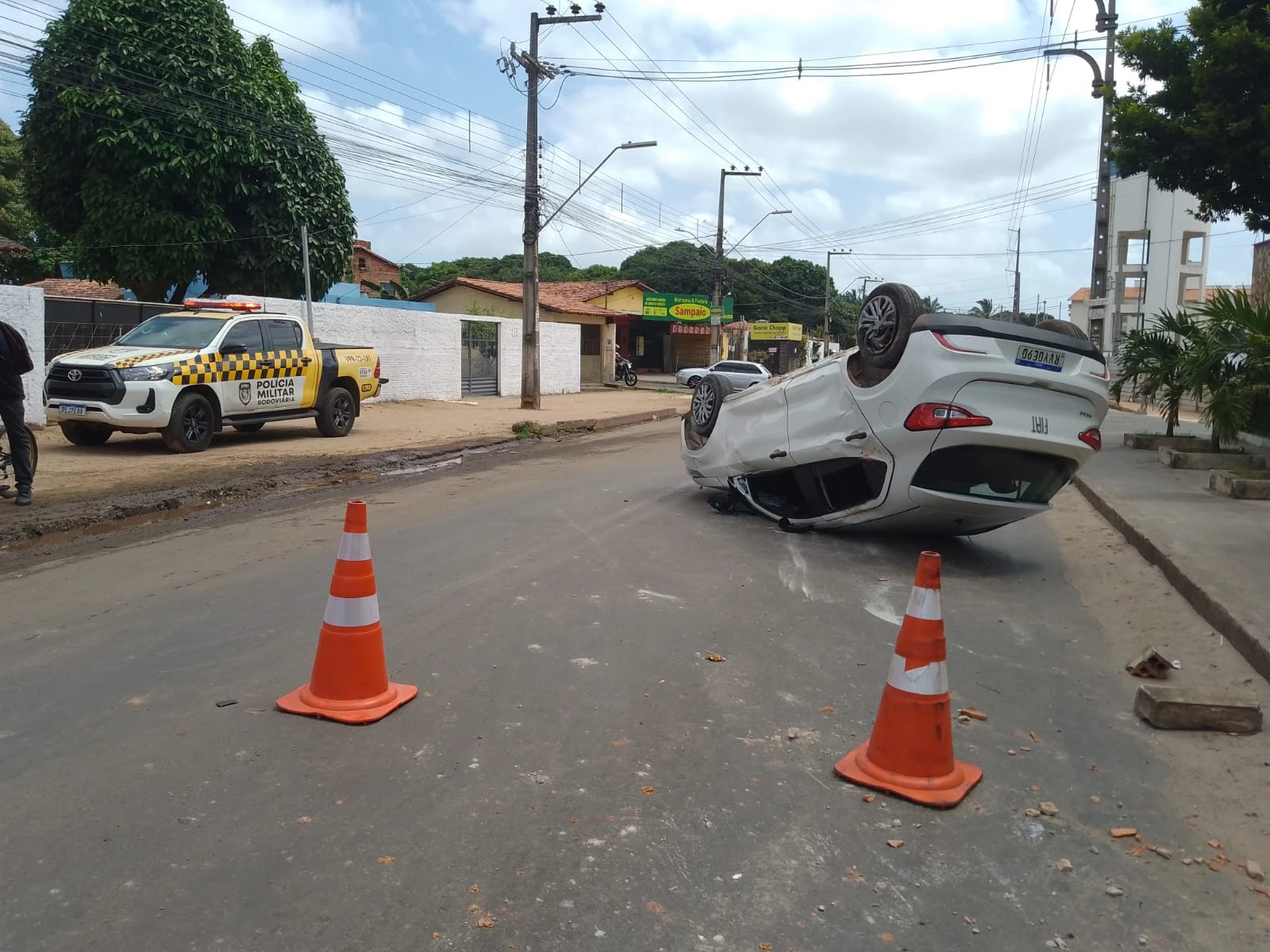 Capotamento registrado na MA-202. (Foto: Juvêncio Martins/TV Mirante)