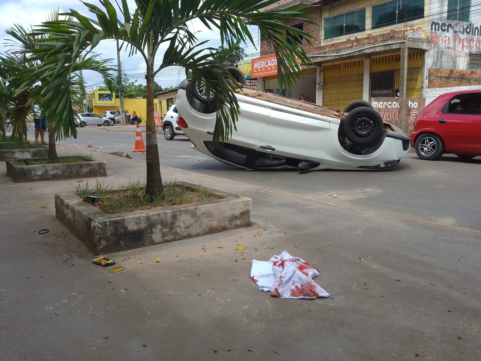 Carro ficou virado no meio da Estrada da Maioba. (Foto: Juvêncio Martins/TV Mirante)