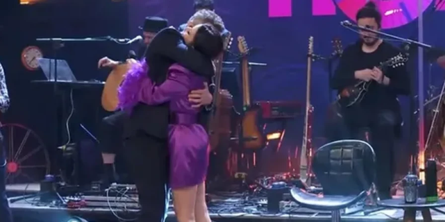 Sandy e Lucas Lima se abraçam no programa 'Altas horas'.