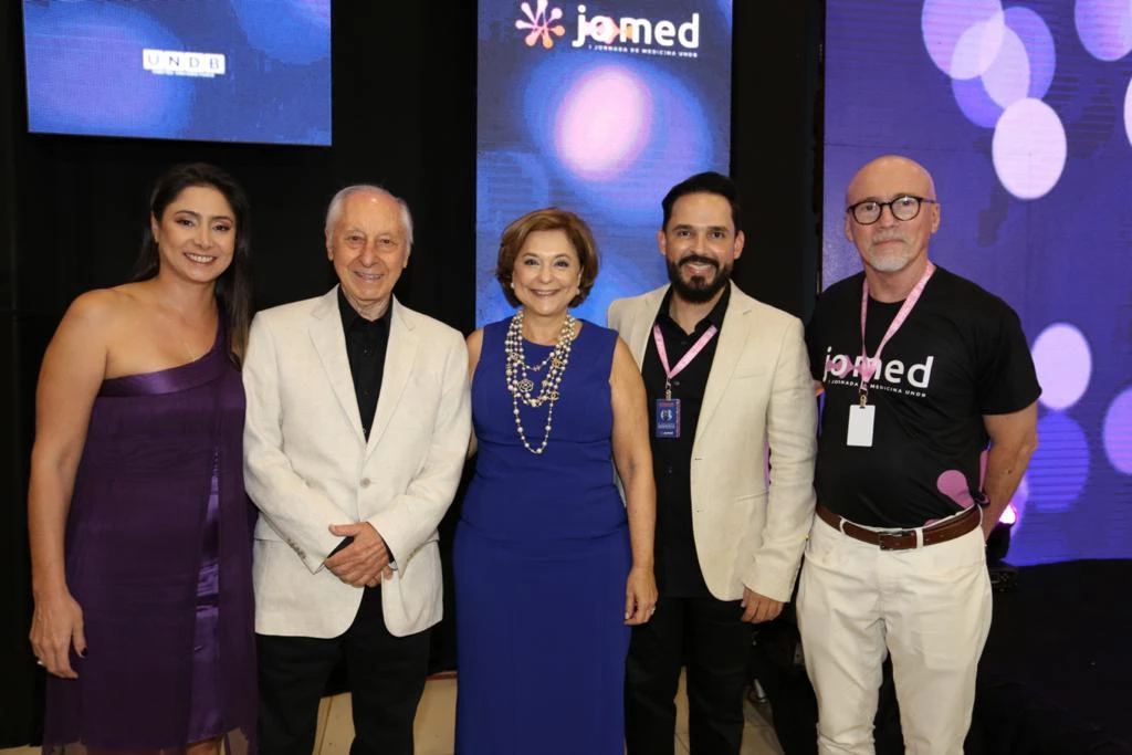 A Diretora Isabella Caracas; o palestrante e autor Dr. Celmo Celeno Porto, a Reitora da UNDB Profa. Dra. Ceres Murad, Prof. Dr. Cícero Newton, o Dr. Ivan Figueiredo reunidos na I Jornada de Medicina da UNDB