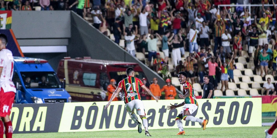 Jogadores do Sampaio Corrêa comemoram gol no Castelão