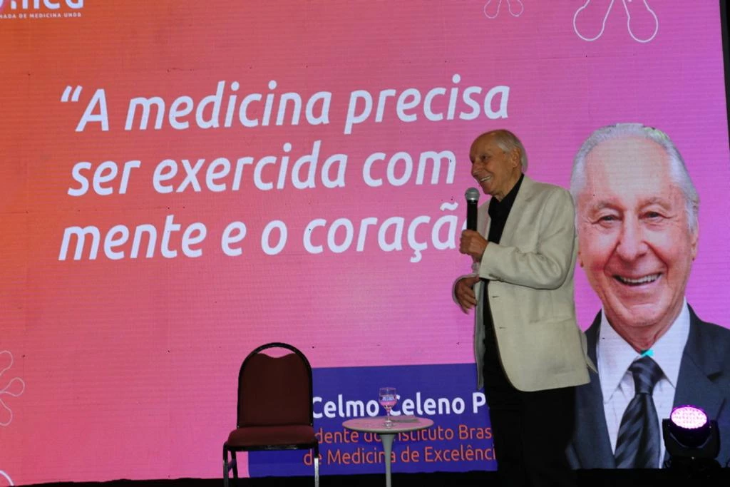 O renomado cardiologista e autor, Dr. Celmo Celeno Porto palestrando para os alunos de Medicina da UNDB