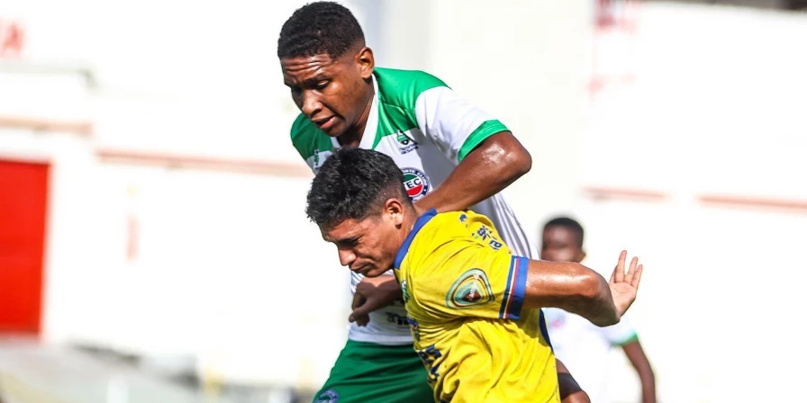 Lance da partida entre São Luís e Timon, no Estádio Nhozinho Santos.