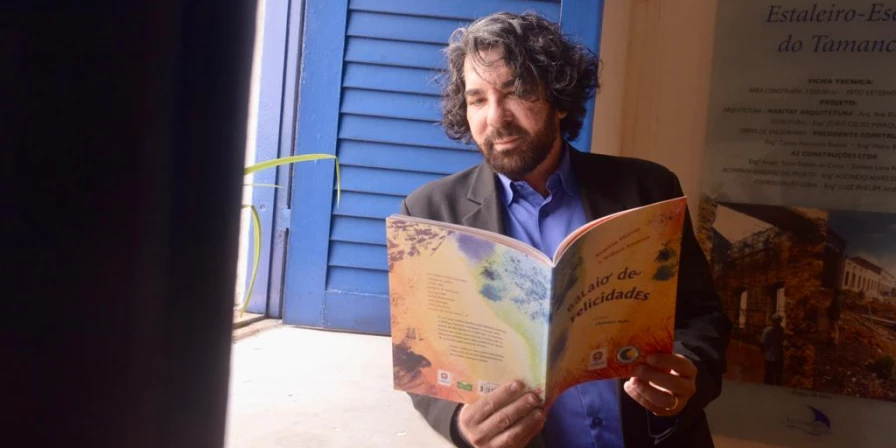 William Amorim vai lançar 'Balaio de Felicidades' no Café Freudiano