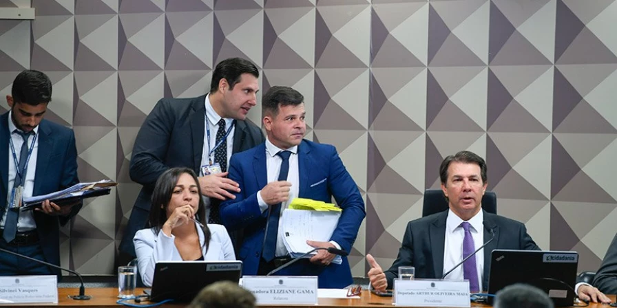 Eliziane, com Silvinei (de pé), na CPMI: sem quebra de sigilo do ex-PRF, investigação fica prejudicada
