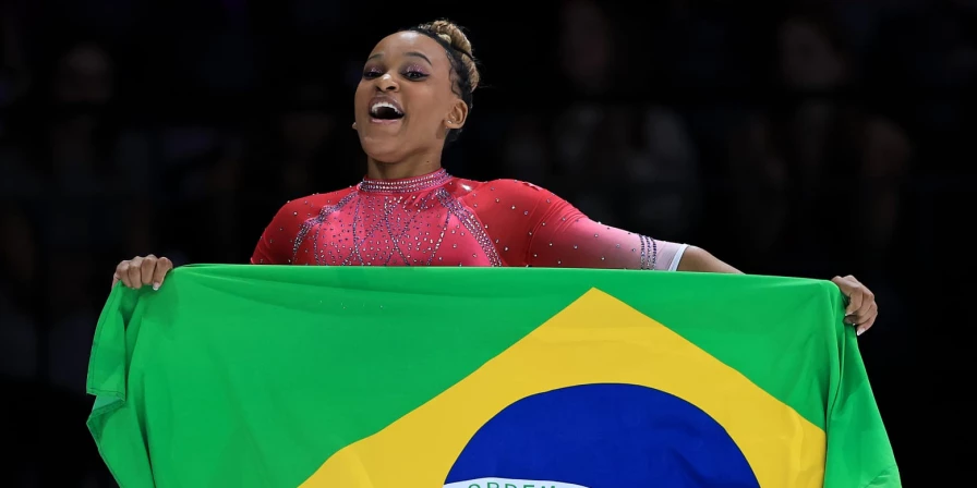 Rebeca Andrade celebra conquista com bandeira brasileira