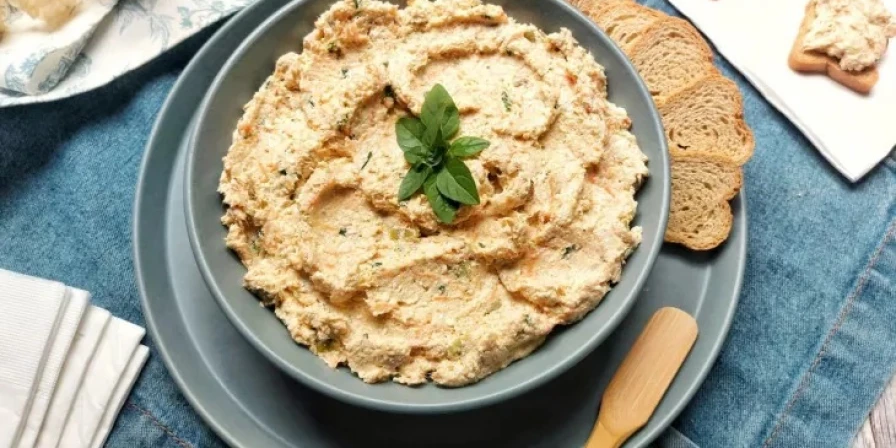 Você pode servir esse delicioso patê com pães, torradinhas ou outro acompanhamento que preferir.