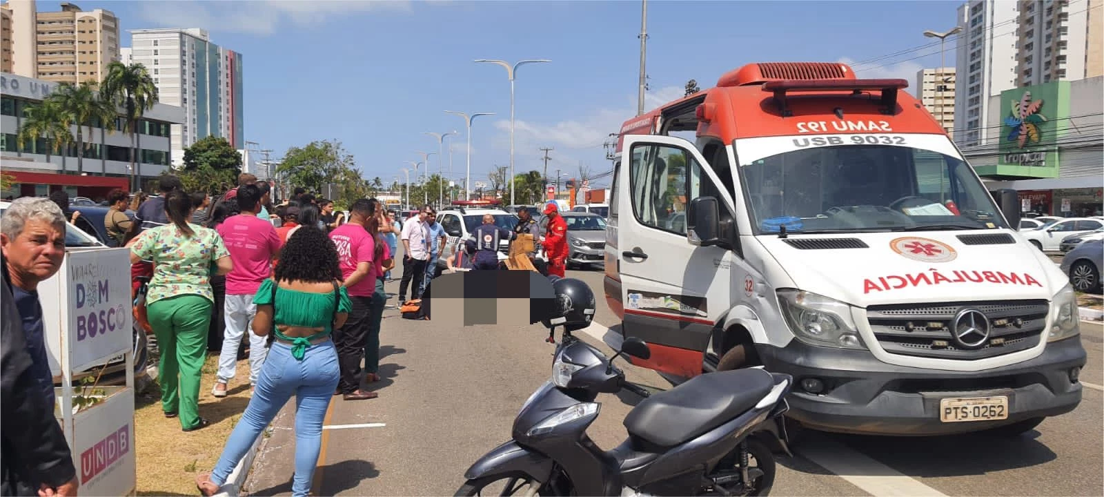 A vítima foi atropelada por um ônibus ao tentar atravessar a avenida.