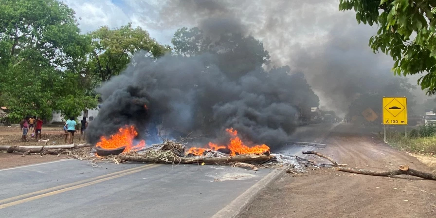 Moradores bloquearam a BR-135, na região de Itapecuru-Mirim.