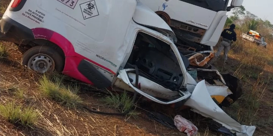 Colisão entre carreta e furgão na BR-135.