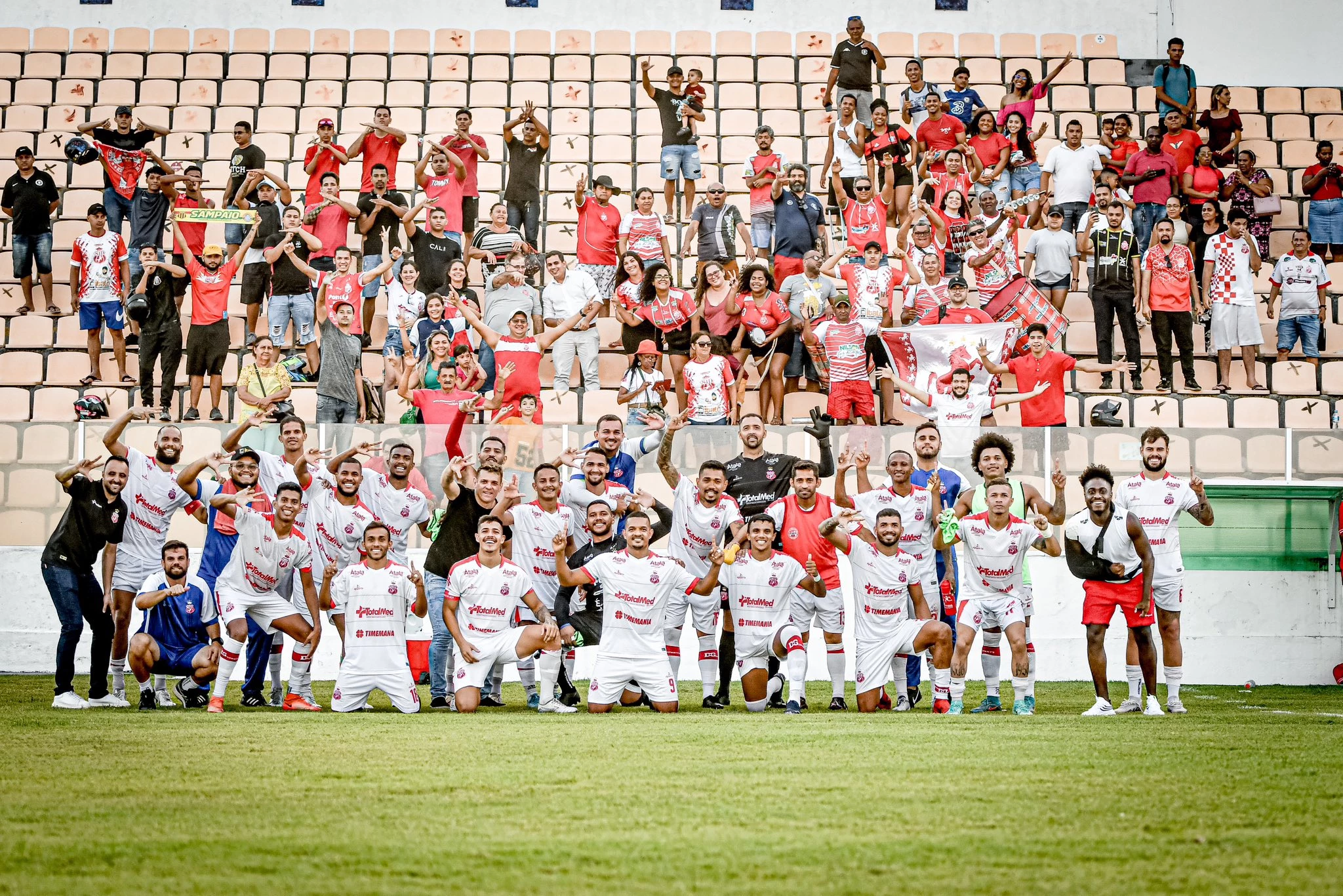 Elenco do Imperatriz comemorou o acesso no gramado do Nhozinho Santos (Crédito: Gabriel Dias)