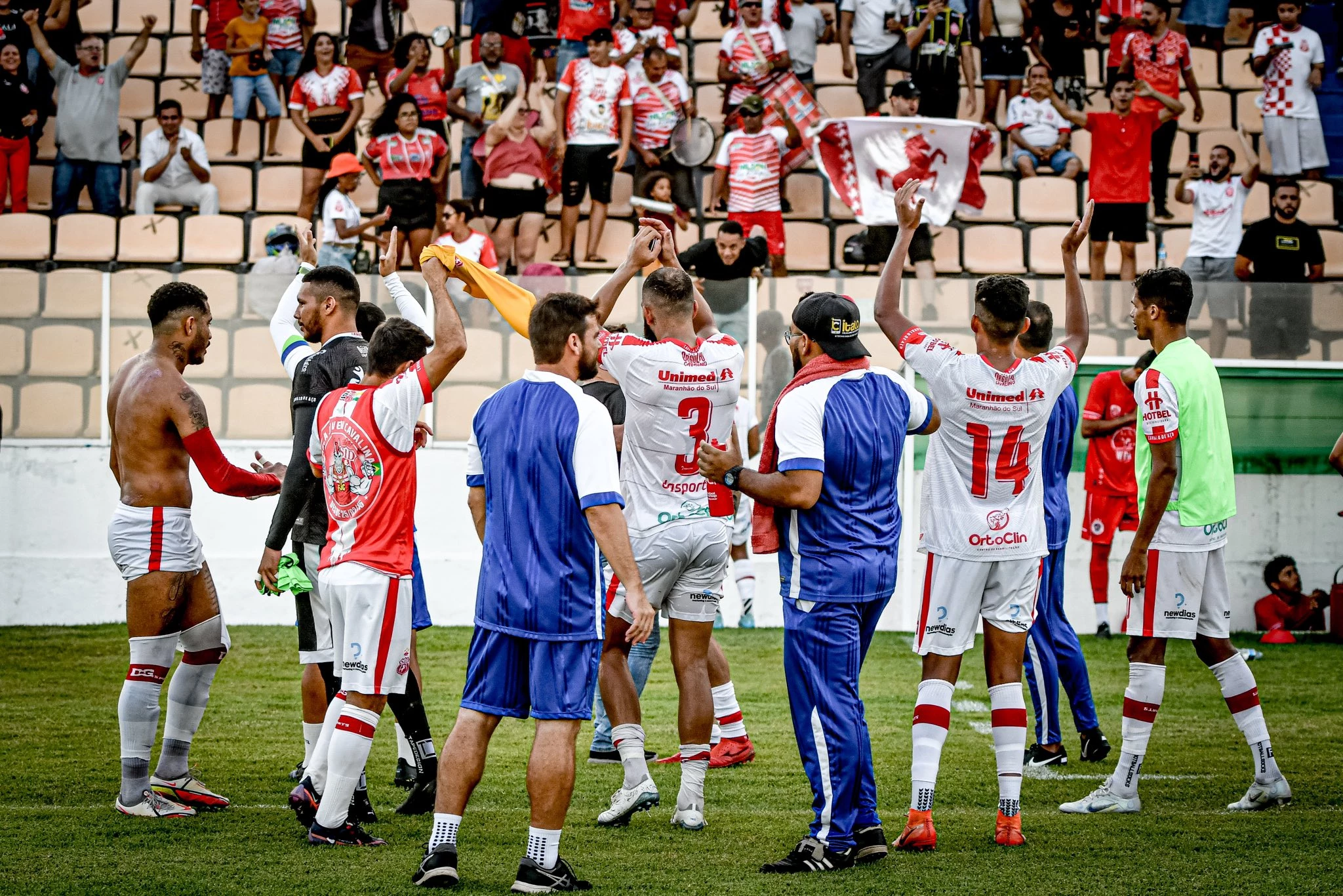 Time ainda comemora internamente o retorno à Série A após duas temporadas (Crédito: Gabriel Dias)