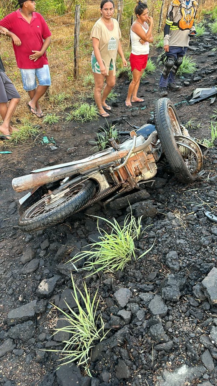 A vítima estava conduzindo a motocicleta que colidiu com um veículo de passeio. (Foto: divulgação / PRF-MA)