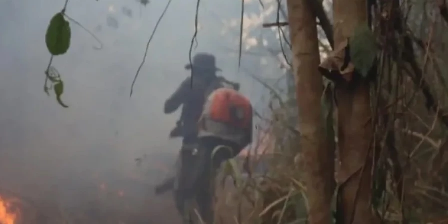 Outro fator que agrava a situação é a distância entre as aldeias e os focos de incêndio.