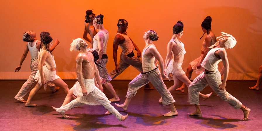A programação em São Luís terá início no Dia 17 de outubro, onde os interessados poderão participar do Workshop de Dança, ministrado pelo professor Cesar Cirqueira, bailarino da Cisne Negro Cia de Dança.