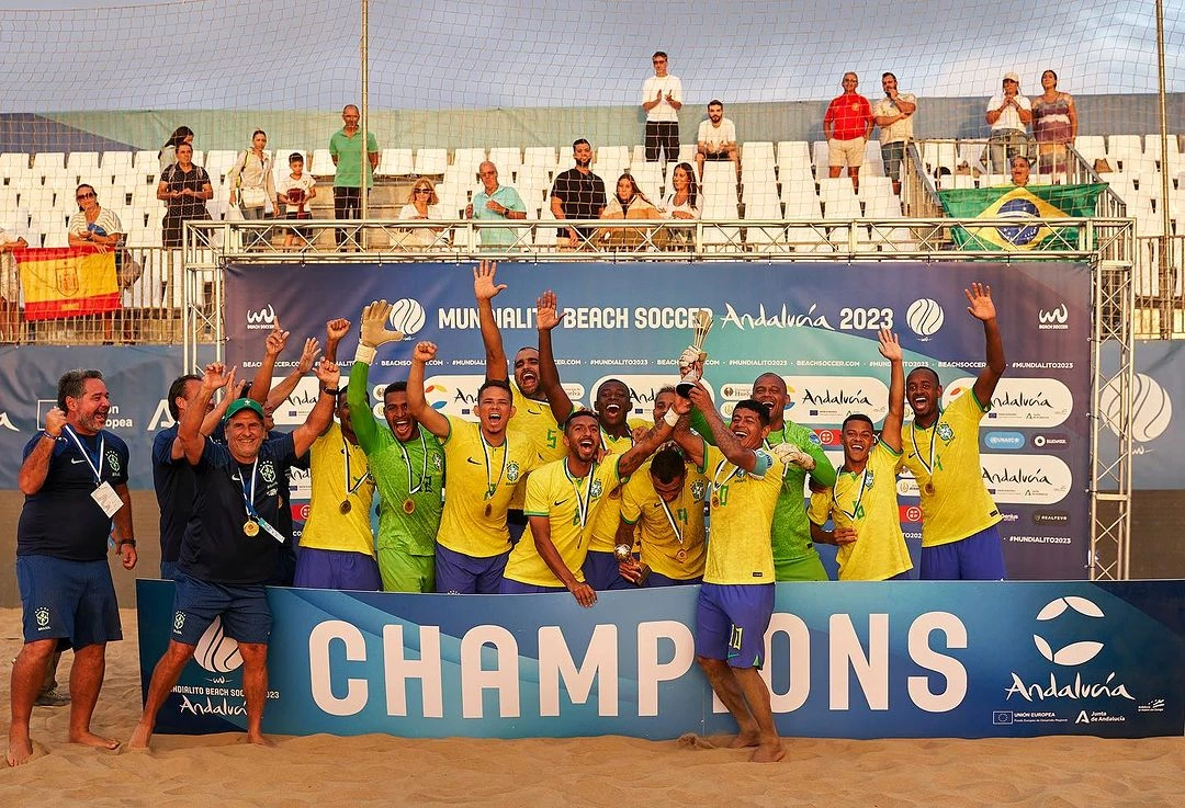 Jogadores do Brasil comemoram o título contra os donos da casa (Crédito: Divulgação @brbeachsoccer)