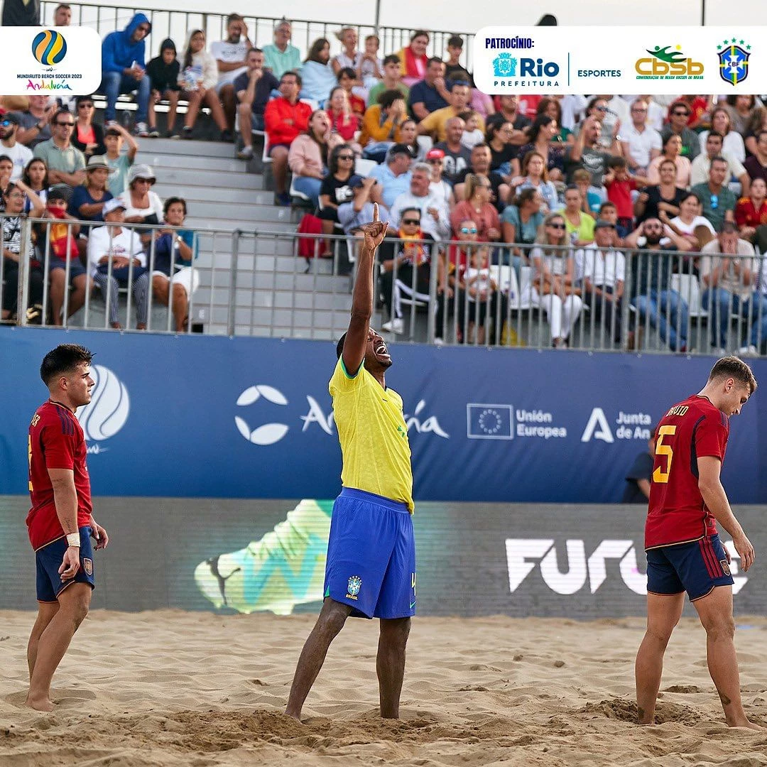 Brasil conseguiu vencer espanhóis em duelo disputado (Crédito: @brbeachsoccer)