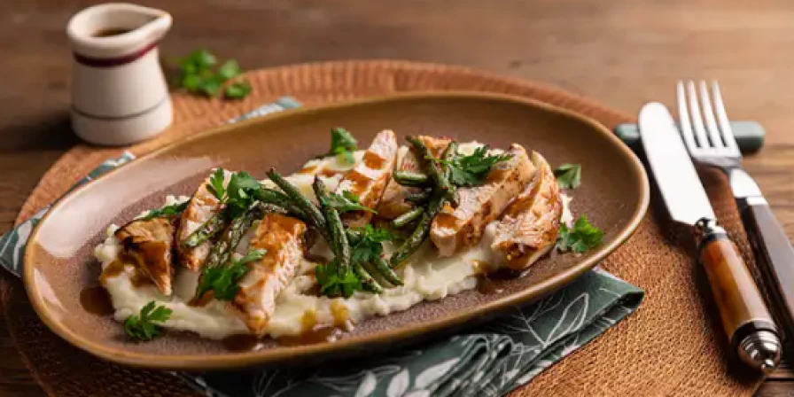 Filé de frango marinado com laranja.