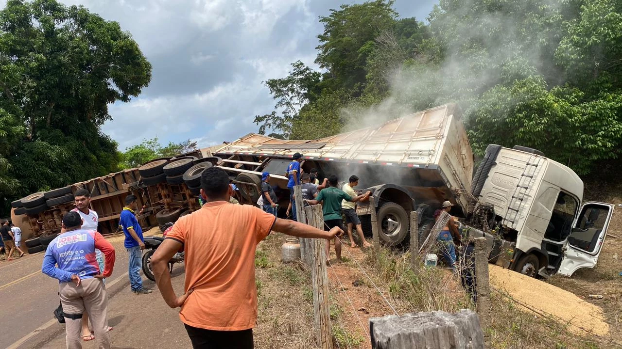 Uma carreta tombou e bloqueou completamente a BR-222. (Foto: Divulgação/PRF-MA)