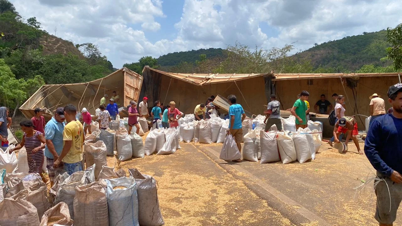 Carga de soja foi saqueada após o acidente. (Foto: Divulgação/PRF-MA)