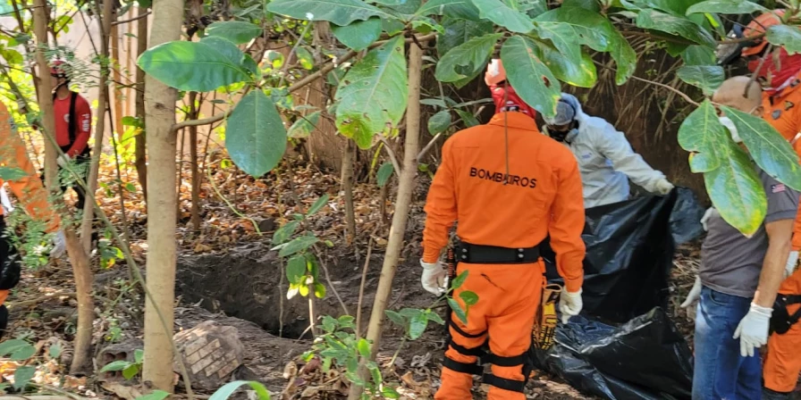 O corpo foi achado em uma área de matagal, na área do Alto do Calhau.