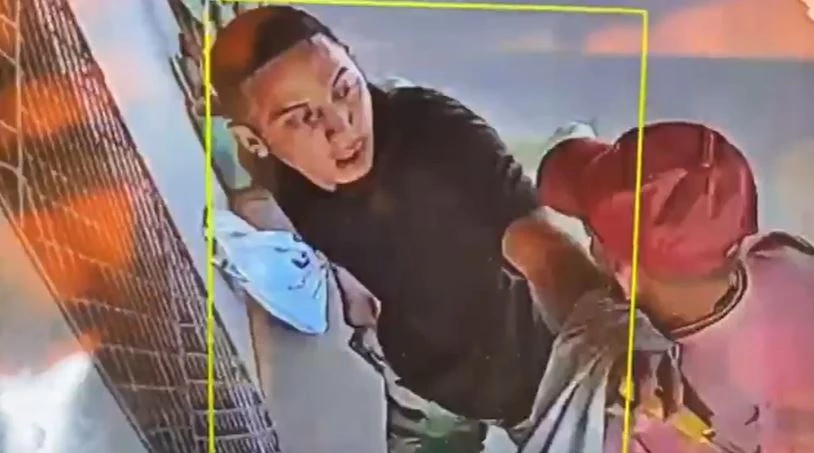 O homem armado dominou a vítima. (Foto: Reprodução)