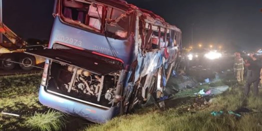 Ônibus com maranhenses tombou na BR-070, perto de Ceilândia, no Distrito Federal.