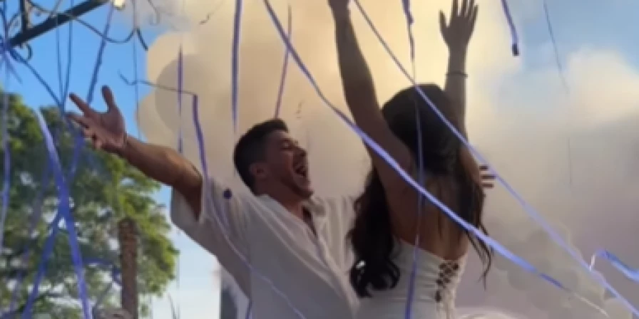 Arthur Aguiar e Jheny Santucci durante chá revelação.