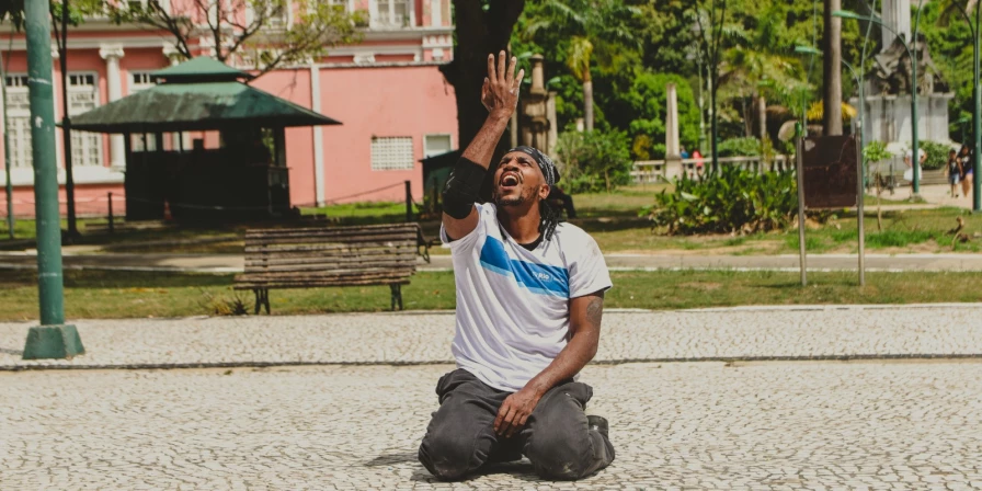 O espetáculo é desenvolvido em dois atos, iniciando com "Fio do Meio", vencedor do prêmio FUNARTE de Circulação em Dança, seguido de "Vertigem".