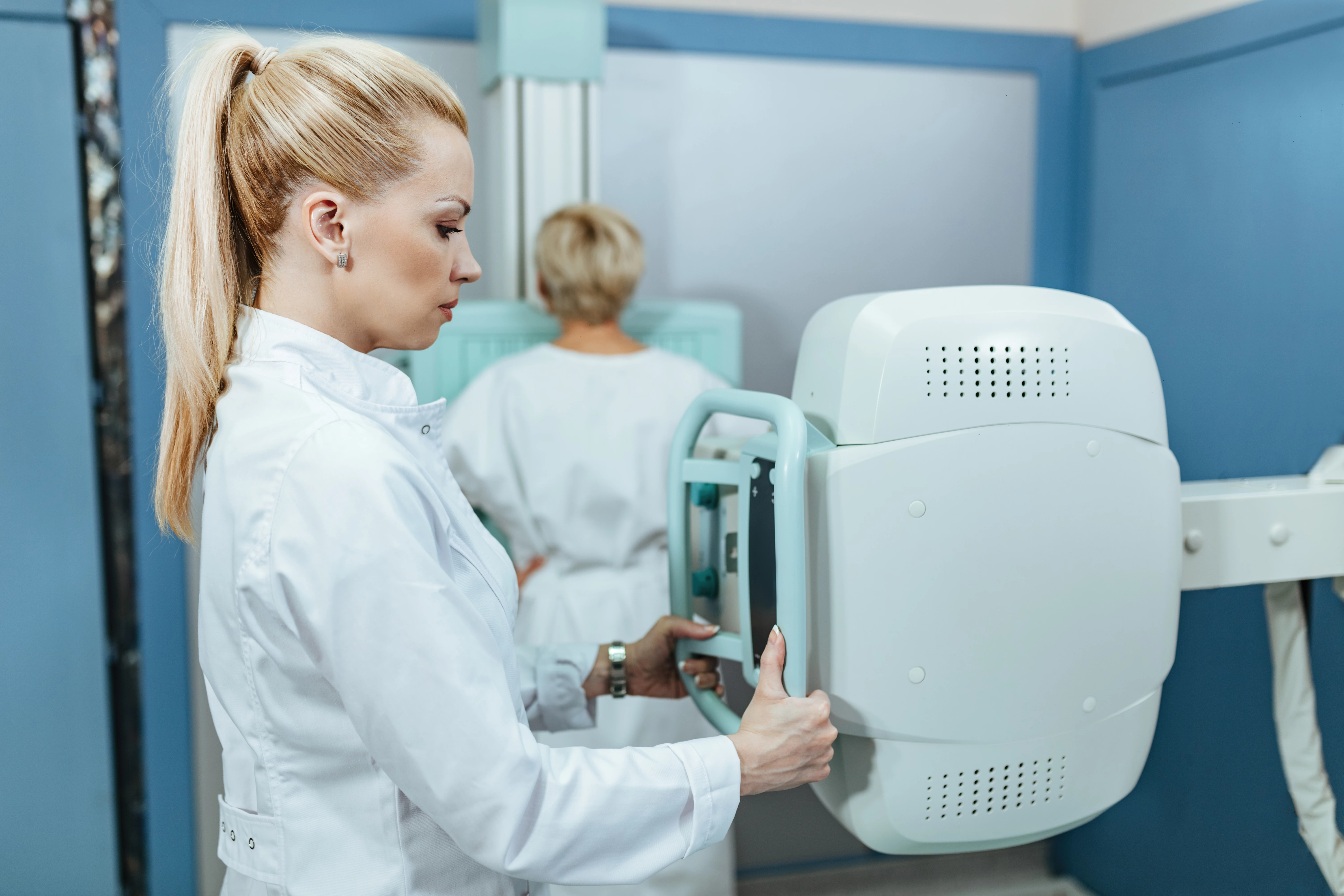 Estudos comprovam que a mamografia desempenha um papel crucial na redução da mortalidade por câncer de mama. (Foto: Freepik)