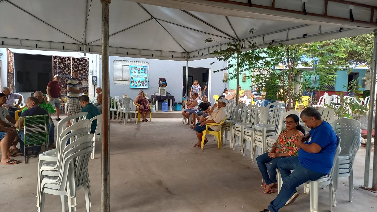 Parentes e amigos no velório de Maria Eliete (Foto: Ronayr Ferreira/TV Mirante)