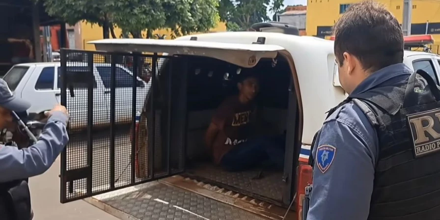 O suspeito foi reconhecido pela vítima e a polícia agora procura o comparsa dele.