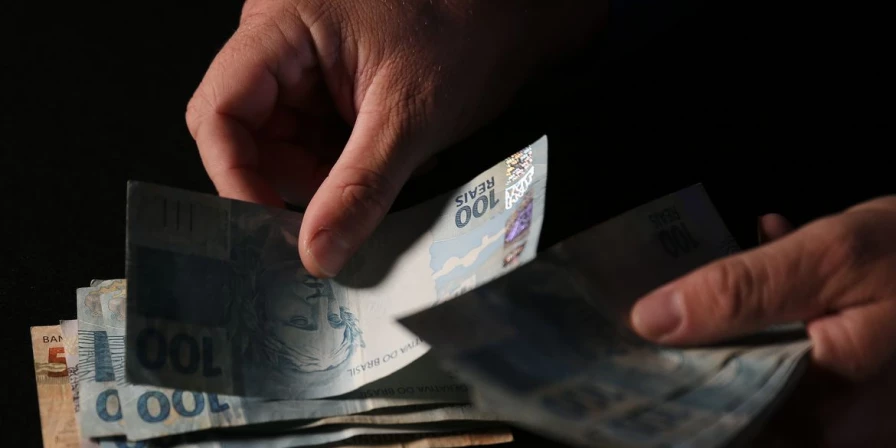 Os valores são destinados aos trabalhadores da iniciativa privada, via PIS, e para os servidores públicos, via Pasep.
