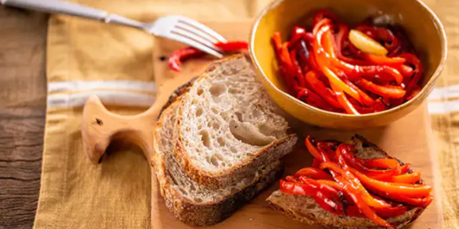 Crostini de pimentão e alho.