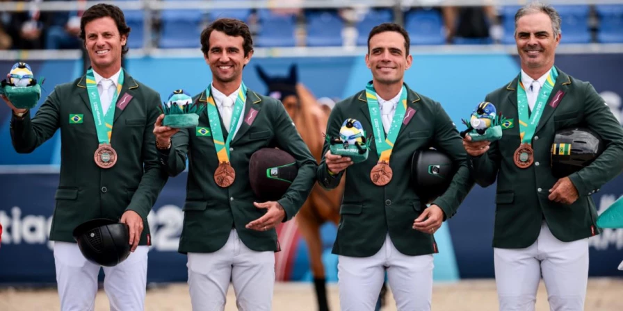 Pedro Veniss, Marlon Zanotelli, Stephan Barcha e Rodrigo Pessoa comemoram medalha de bronze no Pan de Santiago.