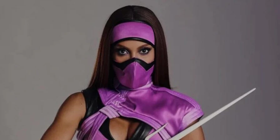 Anitta vestida como a personagem Mileena, do jogo Mortal Kombat
