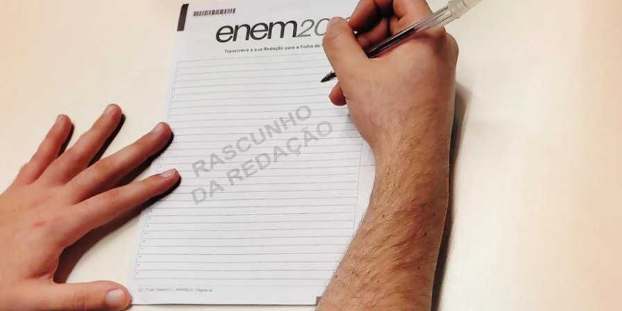 Investimento maior das escolas nos alunos e um tema com aderência na sociedade são apontados como causas da melhoria de resultados no exame.