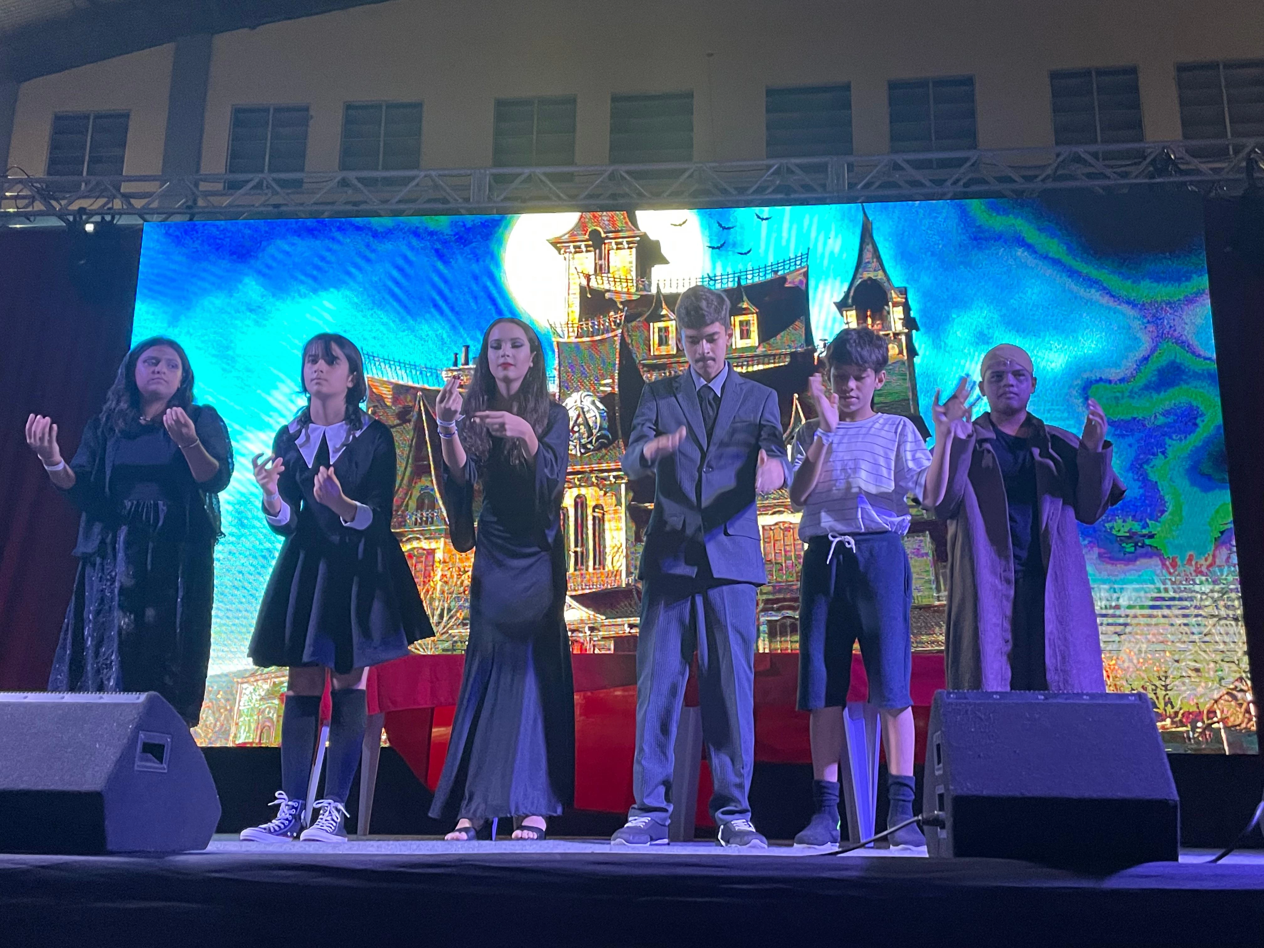 Alunos na apresentação do espetáculo The Addams Family. (Foto Acervo Pessoal)