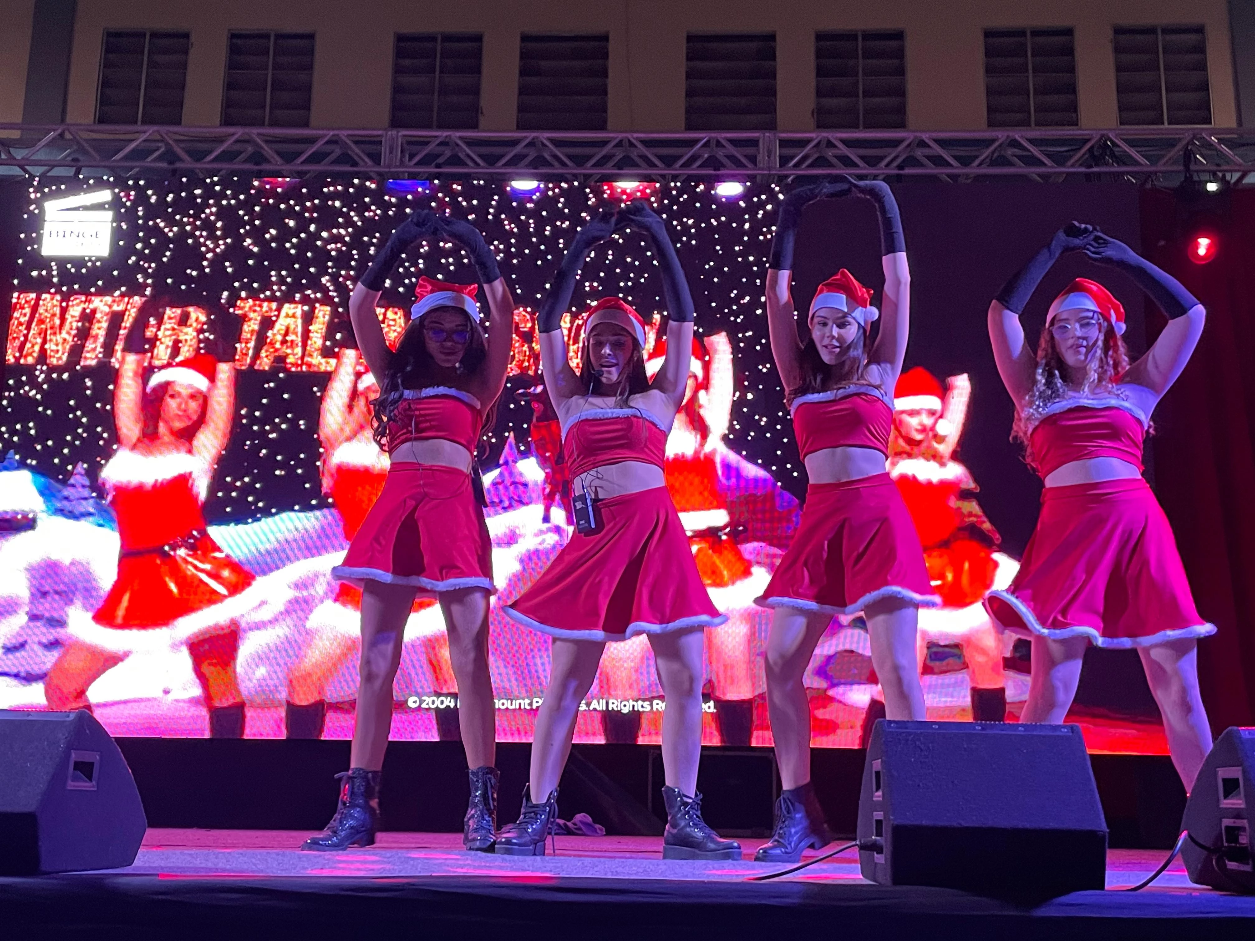 Alunas na apresentação do espetáculo Mean Girls. (Foto Acervo Pessoal)